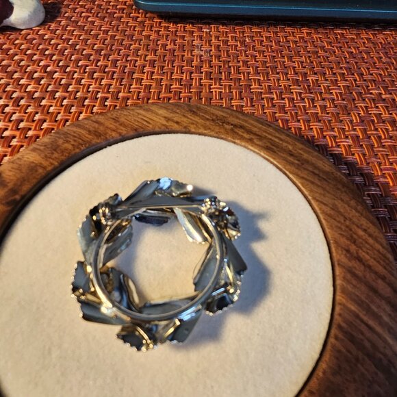 Vintage Textured Leave Wreath Brooch - Picture 4 of 4